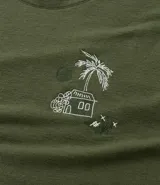 Remera verde militar de algodón texturizado, corte regular, cuello redondo y mangas cortas. Estampa tropical de una casa y palmeras en el pecho.