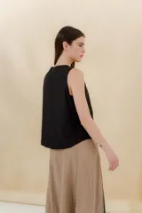 Musculosa rosa de lino con espalda de tejido circular y bordado a mano con técnica mixta.