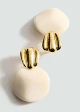 Par de aros pequeños con diseño circular en color crema y aplique dorado en la parte superior.
