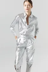 Camisa plateada metalizada de lino 100% orgánico con cuello camisero clásico, mangas largas y ruedo curvo más largo atrás.