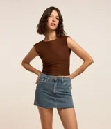 Minifalda de jean azul con bolsillos delanteros y traseros, cierre con botón y cremallera.