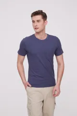 Remera de algodón color verde, con corte recto y bolsillo en el pecho.