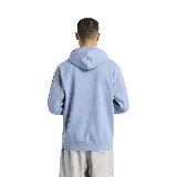 Buzo hoodie celeste con logo de New Balance estampado en blanco en el pecho y bolsillo tipo canguro.