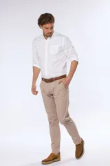 Pantalón de vestir azul marino, de corte recto, con bolsillos laterales y traseros. Se ajusta a la cintura con cinturón de cuero marrón.