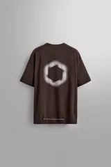 Remera marrón de corte relaxed fit, cuello redondo y manga corta. Estampado con logo Zara Athleticz en el pecho y texto en la nuca.