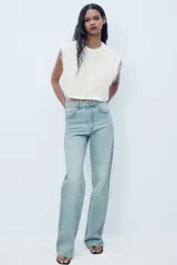 Pantalón de jean azul de corte wide leg, tiro alto y largo hasta el tobillo.