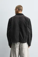 Cazadora relaxed fit de algodón acolchado, color celeste con efecto lavado. Tiene cuello solapa, manga larga con puño abotonado, bolsillos con cremallera en pecho y cadera, y cierre frontal con cremallera.