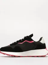 Zapatillas urbanas Tommy Jeans modelo New Runner, color negro con detalles en rosa y blanco. Confeccionadas en piel, textil y material sintético.