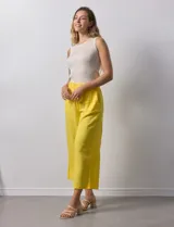 Pantalón de lino amarillo, marca Cupio, con pretina ancha elastizada y bolsillos delanteros.