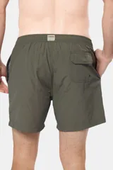 Short de baño azul vibrante, de corte clásico y largo medio, con cintura elástica y cordón ajustable. Cuenta con bolsillos laterales y suspensor de malla fina interior.