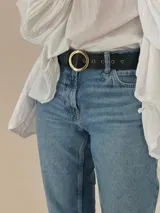 Cinturón negro de cuero con hebilla circular dorada.