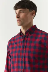 Camisa de viyela a cuadros rojos y azules, corte regular y logo bordado.