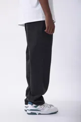 Pantalón de jean negro de corte recto y tiro medio.