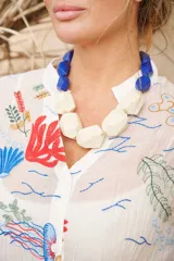 Collar corto con piedras geométricas grandes color crema y piedras geométricas chicas color azul.