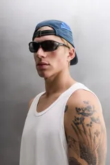 Musculosa negra de algodón, corte recto, cuello redondo y sisa amplia.