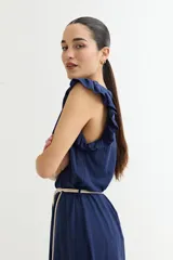 Vestido azul marino corto con mangas cortas con volados y cinturón de soga crudo.