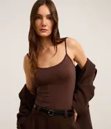 Musculosa blanca de poliamida con breteles finos y escote redondo.