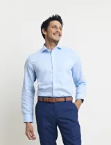 Camisa blanca de vestir, de corte clásico y manga larga.