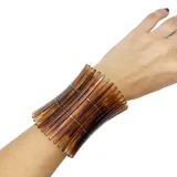 Pulsera ancha de resina roja, elástica y de diseño alargado.