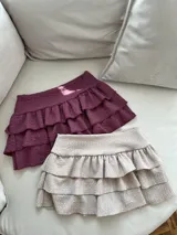 Minifalda con volados en capas, color beige y borgoña, con textura arrugada.