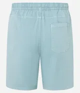 Bermuda celeste de sarga con cintura elástica ajustable con cordón, bolsillos laterales y traseros, y etiqueta con logo en la parte inferior.