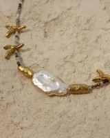 Collar corto con cuentas de piedra natural multicolor, perlas de río irregulares y dijes de bronce con forma de coral.