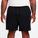 Short deportivo Nike Sportswear Tech Fleece de hombre, color negro, con cintura elástica ajustable con cordón, bolsillos laterales con cierre y logo pequeño bordado en la pierna izquierda.