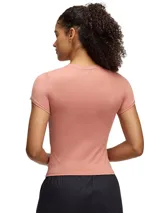 Remera deportiva color salmón, de corte ajustado y mangas cortas.