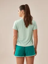 Remera de poliéster color coral, de corte clásico y mangas cortas.