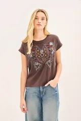 Remera marrón de jersey flamé con calce suelto y bordado frontal centrado con diseño de mariposa y flores.