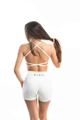 Short deportivo blanco de tiro alto con frunce en la parte trasera y logo de la marca en la cintura.