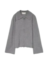 Cárdigan tejido gris con cuello tipo camisa, cierre frontal con cremallera y mangas largas acampanadas.
