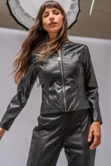Chaqueta negra de eco cuero con cierre frontal y corte entallado.