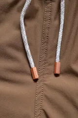 Short de baño marrón con bordado de enredadera en la pierna izquierda, cintura elástica con cordón ajustable, bolsillos laterales y bolsillo trasero con cierre.