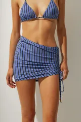 Minifalda de playa con estampado a rayas verticales azules y negras, con cordones laterales ajustables.