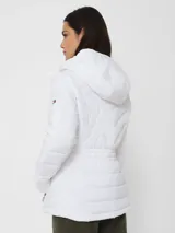 Campera puffer blanca con capucha, cierre frontal con cremallera, bolsillos laterales con cremallera y logo de la marca en la manga izquierda.