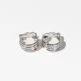 Aros tipo clip plateados con diseño de tres aros paralelos. Ideales para personas sin perforaciones.
