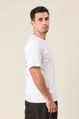 Remera marrón de corte holgado con estampado de un ave y texto en la espalda.