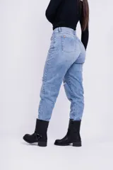 Jeans mom fit celeste claro con roturas en las rodillas.