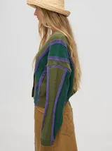 Saco crop con mangas semi-abultadas, hombro caído y puños acanalados. Paleta de colores tierra con pinceladas de colores vivos.