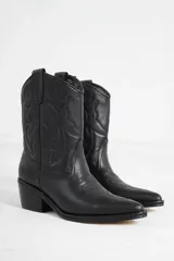 Botas texanas blancas de cuero con bordados y taco de madera.