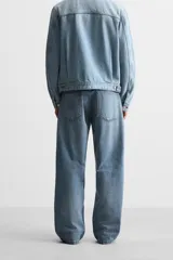 Pantalón de jean celeste con efecto lavado, corte amplio tipo baggy y cinco bolsillos.