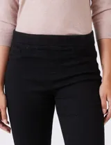 Jegging de algodón marca Sound Style, color negro, con bolsillos simulados en la parte delantera y bolsillos aplicados en la trasera. Modelo skinny de tiro alto.