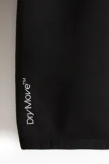 Campera deportiva negra con capucha, cierre frontal, bolsillos con cierre y mangas raglán. Confeccionada en tejido funcional efecto neopreno DryMove™ que ayuda a absorber el sudor.