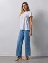 Blusa blanca de tejido pointelle con manga corta con volados y cuello redondo.