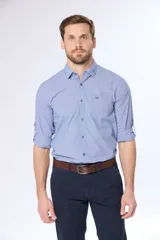 Camisa de manga larga celeste con estampado de cuadros pequeños, corte slim fit, cuello clásico y bolsillo en el pecho. Confeccionada en algodón.