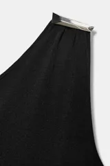 Vestido midi negro de punto, con escote asimétrico, manga sisa y aplique dorado en el hombro.