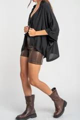 Kimono negro de mangas 3/4 con detalle de flecos en los hombros.