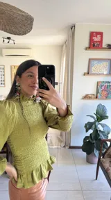 Blusa marrón de muselina de algodón con elástico en el escote, puños y espalda.