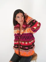 Saco de lana con estampado geométrico multicolor, con base topo y detalles en verde.